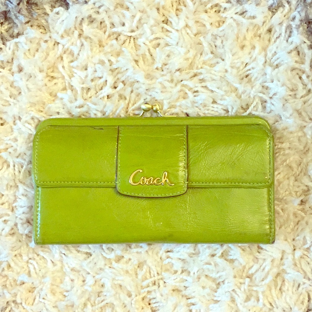 Preppy green Coach wallet 🌴💐